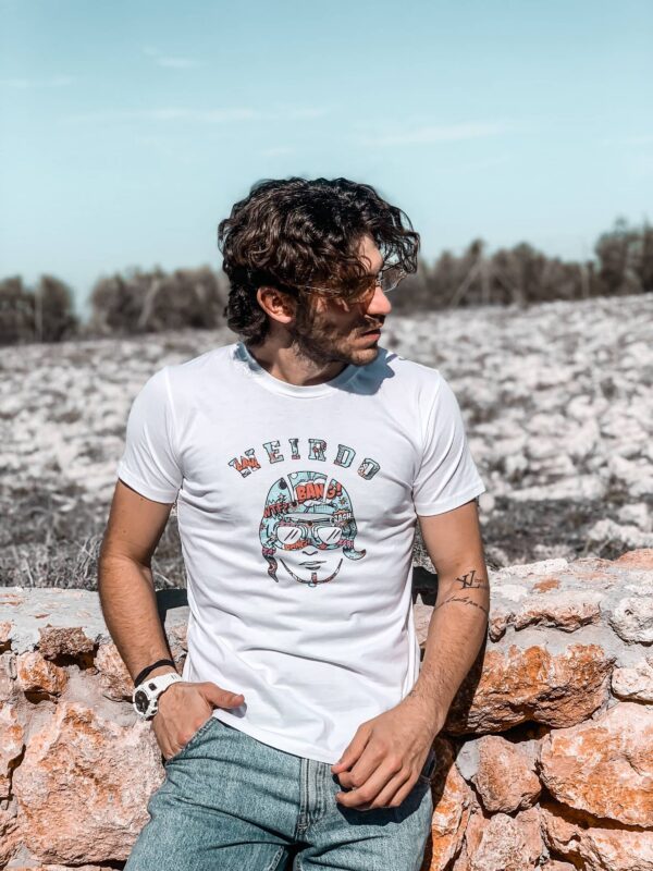 Camiseta blanca estampada comic just weirdo hombre