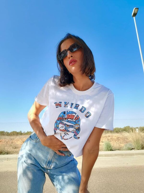 Camiseta blanca estampada comic just weirdo mujer