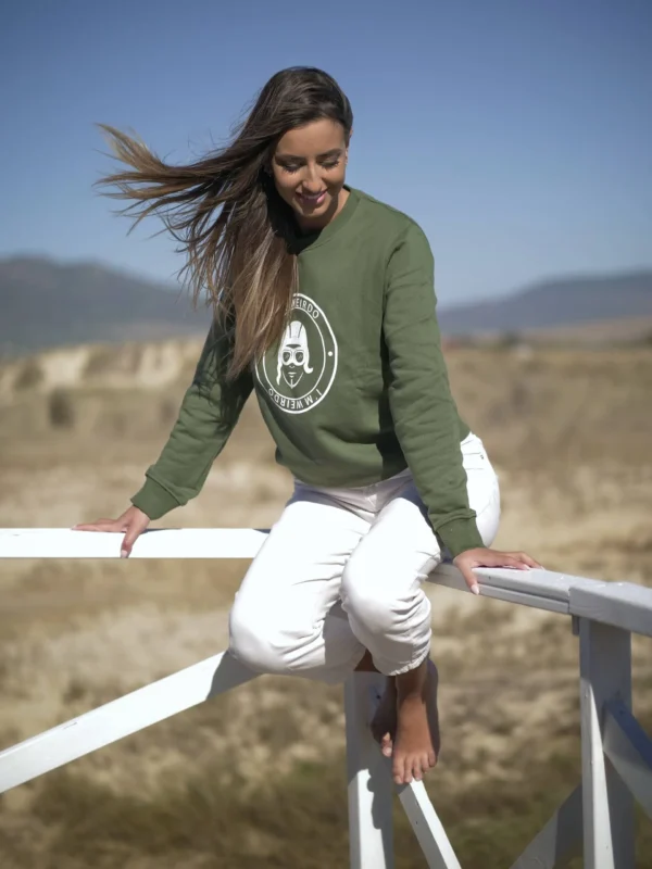 Sudadera verde unisex just weirdo Playa Tarifa mujer hermosa